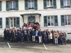 Le groupe devant l'ancien sige de l'usine